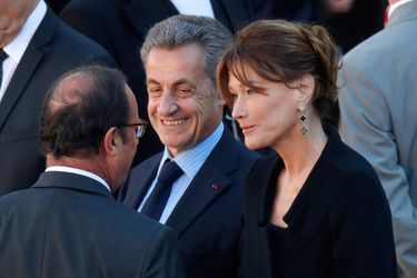 François Hollande discute avec Nicolas Sarkozy et son épouse Carla. 