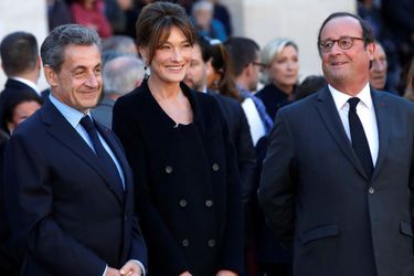 Le couple Sarkozy aux côtés de François Hollande. 