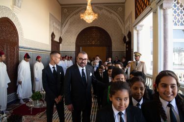 Le roi du Maroc Mohammed VI avec son fils le prince Moulay El Hassan, à Rabat le 17 septembre 2018