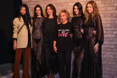Bella Hadid, Kendall Jenner et Gigi Hadid avec Alberta Ferretti et plusieurs mannequins en backstage du défilé pour Alberta Ferretti, mercredi 19 septembre 2018 à Milan
