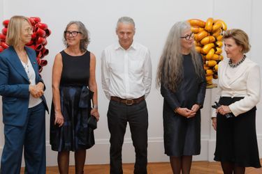 La reine Sonja de Norvège avec Françoise Nyssen et les artistes norvégiens qui exposent à Sèvres, le 23 septembre 2018