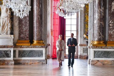 La comtesse Sophie de Wessex et le prince Edward dans la galerie des Glaces au château de Versailles, le 1er octobre 2018