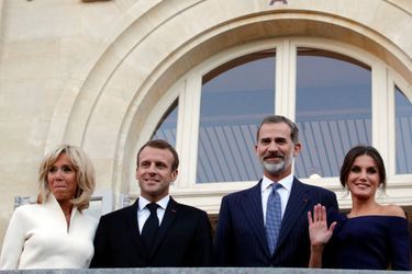 En compagnie du roi Felipe VI d'Espagne et de la reine Letizia, Emmanuel Macron et son épouse Brigitte ont visité vendredi soir l'exposition Miro, au Grand Palais, à Paris.