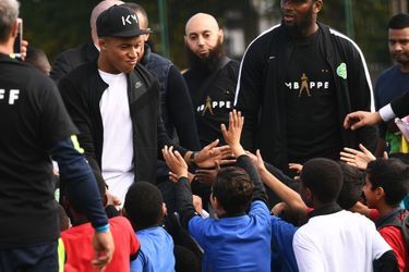 La star du PSG et de l'équipe de France Kylian Mbappé a tenu sa promesse : il s'est rendu ce mercredi à Bondy, ville de son enfance et de ses premières années de footballeur. 