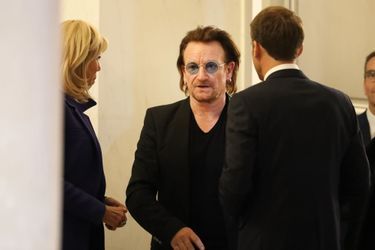 Bono lundi soir à l'Elysée en compagnie d'Emmanuel et Brigitte Macron. 