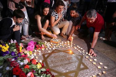 Des anonymes se recueillent sur la place Charles Aznavour, à Erevan, en Arménie 