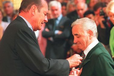 Jacques Chirac remettant la Légion d&#039;honneur à Charles Aznavour, en septembre 1997.