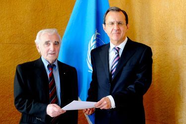 Charles Aznavour et le directeur des Nations unies à Genève Sergei Ordzhonikidze, en juin 2009.