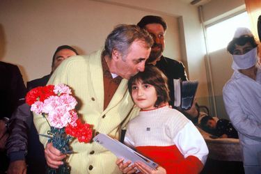 Charles Aznavour lors d&#039;une visite en Arménie après le tremblement de terre qui a eu lieu le 7 décembre 1988. 