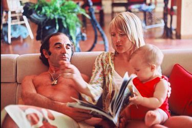 Charles Aznavour avec Ulla et leur fils Misha, en 1970.