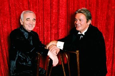Charles Aznavour et Alain Delon, en 1997.