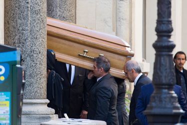 Les obsèques de Charles Aznavour, décédé lundi à l&#039;âge de 94 ans, ont été célébrées samedi à la cathédrale arménienne Saint-Jean-Baptiste, près des Champs-Elysées à Paris.