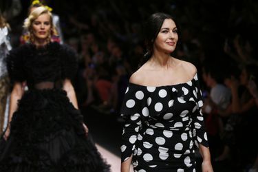Monica Bellucci défile pour Dolce &amp; Gabbana à Milan le 23 septembre 2018