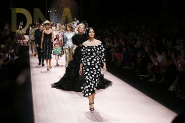 Monica Bellucci défile pour Dolce &amp; Gabbana à Milan le 23 septembre 2018