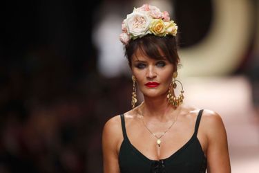 Helena Christensen défile pour Dolce &amp; Gabbana à Milan le 23 septembre 2018