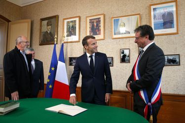 Emmanuel Macron à la mairie de Colombey-les-Deux-Eglises, jeudi.