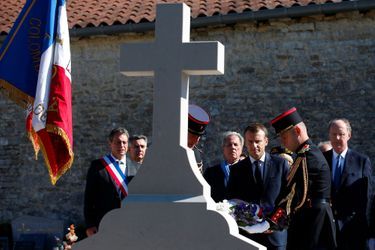 Emmanuel Macron lors d'un dépôt de gerbe sur la tombe de Charles de Gaulle, à Colombey-les-Deux-Eglises, jeudi.