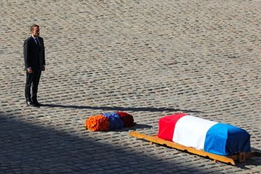 Emmanuel Macron s&#039;incline devant le cercueil de Charles Aznavour, vendredi aux Invalides.