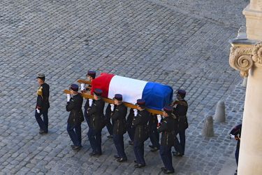Entrée du cercueil contenant la dépouille de Charles Aznavour aux Invalides, vendredi.