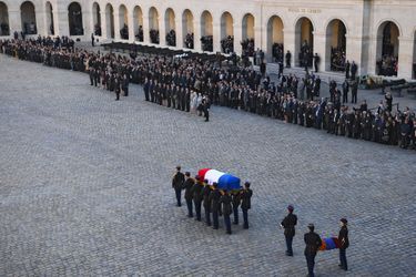 Entrée du cercueil contenant la dépouille de Charles Aznavour aux Invalides, vendredi.