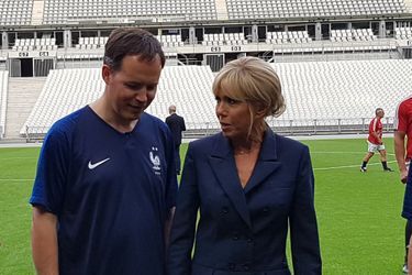 Brigitte Macron mercredi au stade de France pour le match entre le Variétés club de France et l'équipe de France des parlementaires. 