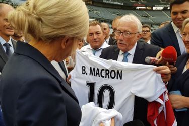 Jacques Vendroux offre à Brigitte Macron un maillot floqué du numéro 10. 