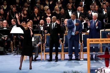 Le monde de la musique rend un dernier hommage à Aretha Franklin, ce vendredi à Détroit. La "Reine de la Soul" est morte à 76 ans le 16 août, des suites d'un cancer du pancréas. La chanteuse Faith Hill a notamment chanté.