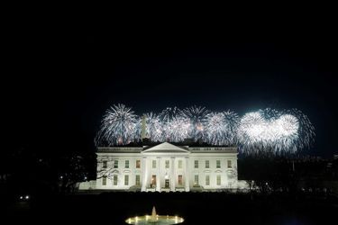 La famille Biden a assisté au feu d'artifice depuis le balcon de la Maison-Blanche, le 20 janvier 2021.