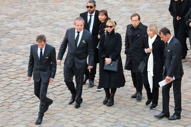 Les proches de Charles Aznavour aux Invalides, vendredi.