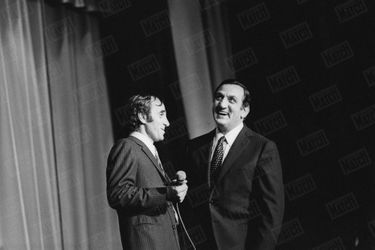 Charles Aznavour et Lino Ventura sur la scène de Bobino, lors d&#039;un gala de charité organisé pour l&#039;association Perce-Neige du comédien, le 14 janvier 1969.