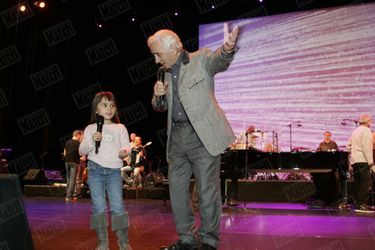 Charles Aznavour avec sa petite-fille Leïla, 5 ans, lors d&#039;une répétition sur la scène du Palais des Congrès, le 20 octobre 2007.