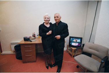 Charles Aznavour et Line Renaud, le 7 mai 2001, lors de l&#039;enregistrement de la &quot;Soirée spéciale Charles AZNAVOUR&quot; diffusée par TF1 pour son 77ème anniversaire.