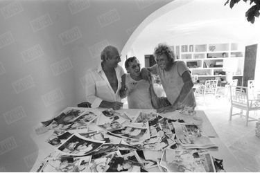 Charles Aznavour entouré d&#039;Eddie Barclay et Johnny Hallyday, dans la fameuse villa du producteur à Ramatuelle, près de Saint-Tropez, en août 1980.