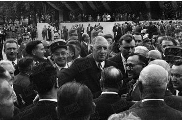 Le Général De Gaulle, prend un bain de foule après avoir présenté la constitution de la Vème République, lors d'une manifestation place de la République, à Paris, le 4 septembre 1958.