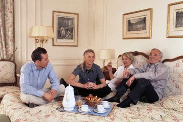 A Versailles, à l&#039;hôtel Trianon Palace, dans une chambre d&#039;hôtel, Charles Aznavour, entouré de sa femme Ulla, de son fils Misha, et de sa fille Katia, le 9 avril 1999.