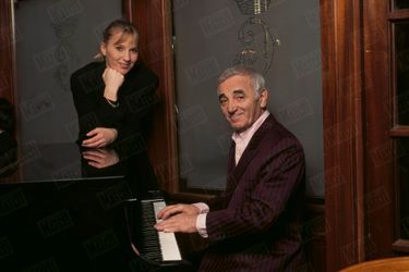 Charles Aznavour avec sa fille Katia à l&#039;hôtel Crillon à Paris, en décembre 1997.