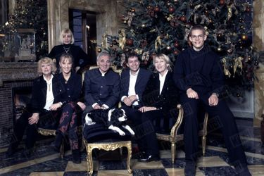 Charles Aznavour en famille à l&#039;hôtel Crillon pour le noël 1997. Le chanteur est entourée de son épouse Ulla, de ses filles Seda et Katia, de ses fils Misha et Nicolas et de sa soeur Aida.
