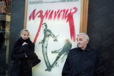 Charles Aznavour avec sa fille Katia posant, le 8 novembre 1998, de chaque côté de l&#039;affiche annonçant la série de concerts que le chanteur donne dans la salle du &quot;Marquis&quot;, à Broadway, New York