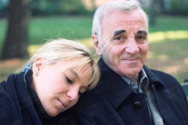 Charles Aznavour avec sa fille Katia posant, le 8 novembre 1998, sur un banc de Central Park à l&#039;occasion d&#039;une série de concerts que le chanteur donne dans la salle du &quot;Marquis&quot;, à Broadway, New York.