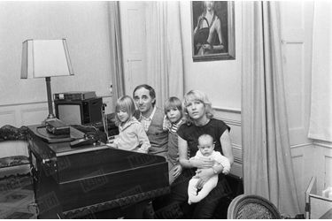Charles Aznavour avec sa femme Ulla et leurs enfants, Katia, Micha et le petit dernier Nicolas, dans leur maison de Genève, en Suisse, en novembre 1977.