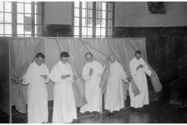 Les Pères Prémontrés de Saint-Michel de Frigolet, près de Tarascon dans les Bouches-du-Rhône, sont allés voter après la messe de huit heures, à l'occasion du référendum sur la constitution de la Vème République, le 28 septembre 1958. 