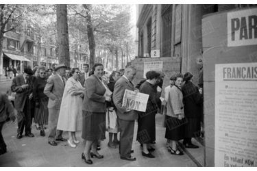 Jour du vote à Paris, pour le référendum sur la constitution de la Vème République, le 28 septembre 1958. 