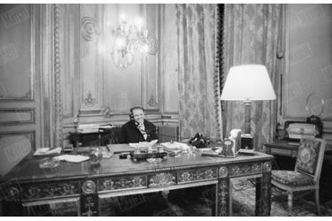 Le ministre de l'Intérieur Emile Pelletier reçoit les résultats du référendum sur la constitution de la Vème République, le 28 septembre 1958.