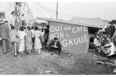 Une buvette à la Fête de l'Humanité, à Montreuil, 8 septembre 1958, trois semaines avant le référendum sur la constitution de la Vème République.