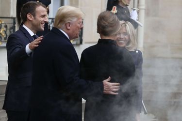 Les sourires sont revenus. Après une discussion en tête à tête, suivie d'un déjeuner avec Brigitte et Melania, Emmanuel Macron et Donald Trump se sont quittés en début d'après-midi, avec une invitée, la fumée de la Cadillac du président américain. 