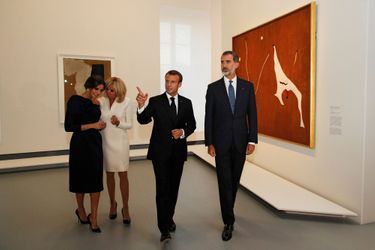 En compagnie du roi Felipe VI d'Espagne et de la reine Letizia, Emmanuel Macron et son épouse Brigitte ont visité vendredi soir l'exposition Miro, au Grand Palais, à Paris.