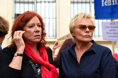 Eva Darlan et Muriel Robin à une manifestation contre les violences faites aux femmes, à Paris, le 6 octobre 2018.