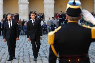 Nikol Pachinian et Emmanuel Macron vendredi aux Invalides.