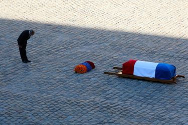 Nikol Pachinian s&#039;incline devant le cercueil de Charles Aznavour, aux Invalides vendredi.