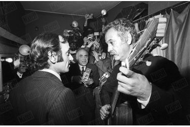 Charles Aznavour venu assister à un concert de Georges Brassens à Bobino, le 16 octobre 1969.